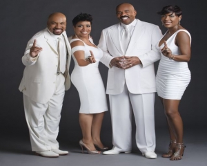 STEVE HARVEY PIC IN WHITE pic